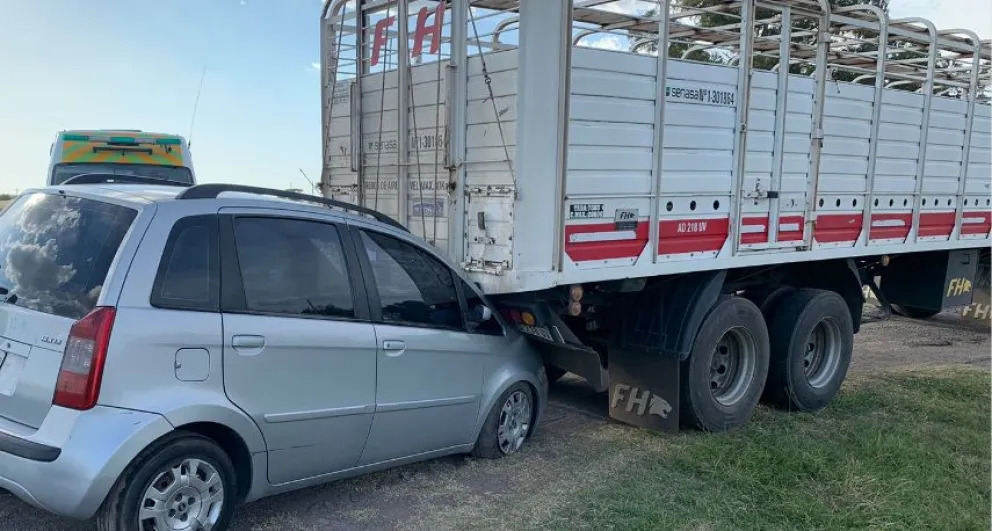 Un auto y un camión protagonizaron una colisión en Ruta 226
