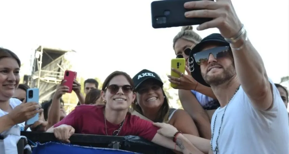 Selfies con fans y prueba de sonido: la tarde de Axel antes de su show en el Me Encanta Bolívar