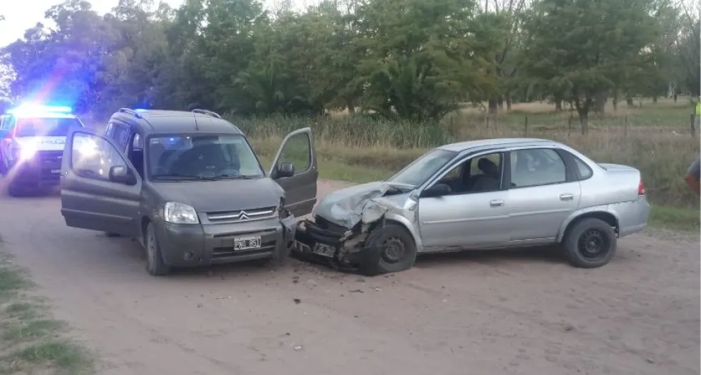 Chocaron una camioneta y un remis: dos personas  fueron hospitalizadas