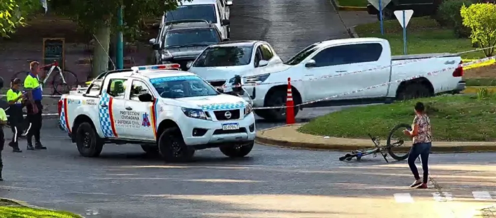 Una joven ciclista fue hospitalizada tras una colisión con una camioneta