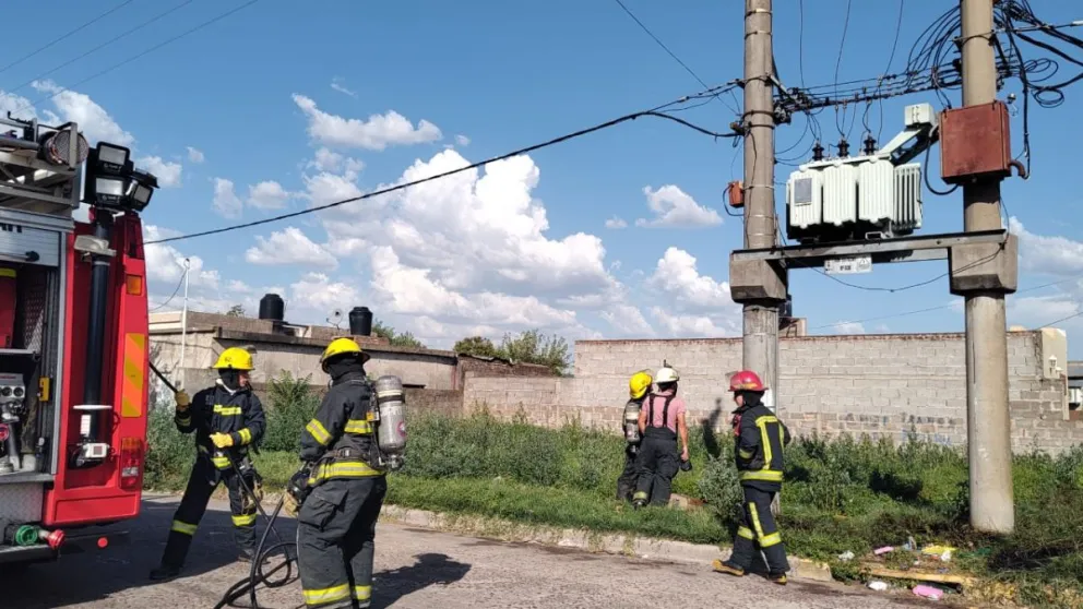 Bomberos Voluntarios en la intersección de Matheu y Almafuerte