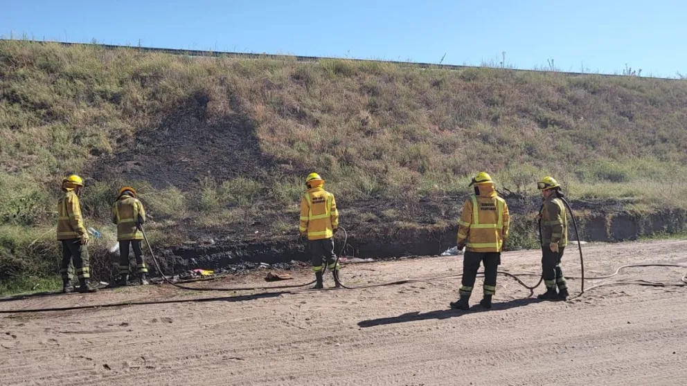 Bomberos extinguieron un incendio de basura y pastos debajo del puente de la ruta 226