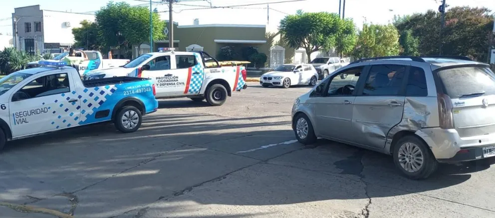 Un auto y una camioneta colisionaron en avenida Venezuela 