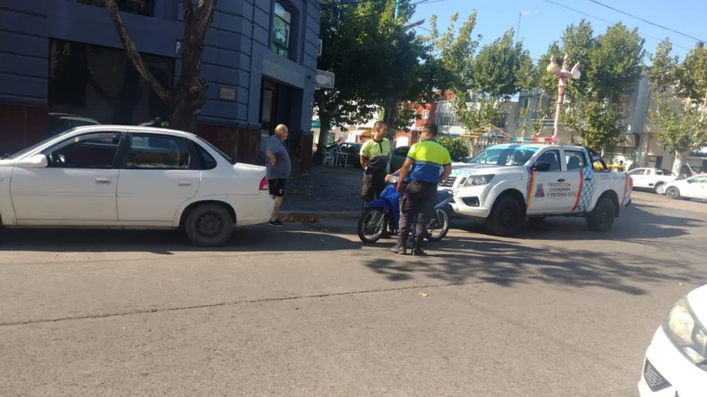 Un auto y una moto protagonizaron una colisión en pleno centro