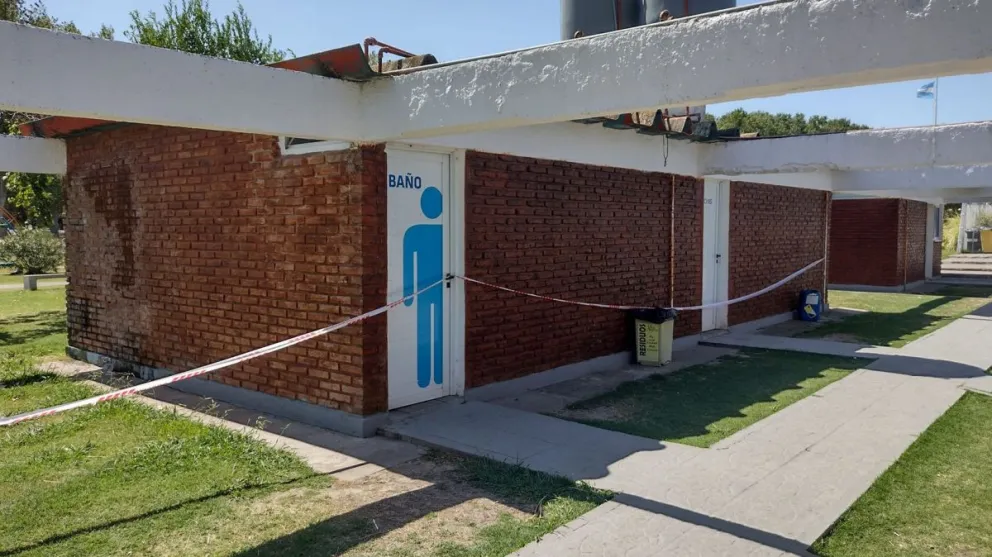 Un joven sufrió un accidente en un baño público y debieron amputarle un dedo