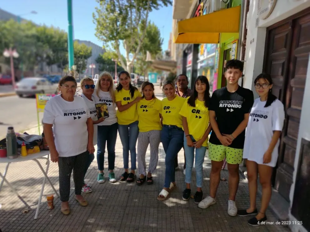 Abrazada a Cristian Ritondo, Sandra Santos salió a la calle en busca de fiscales