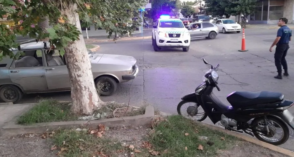 Una motociclista fue hospitalizada tras chocar con un auto