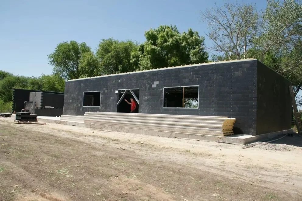 Fabrican ladrillos de plástico reciclado y construyen casas de encastre