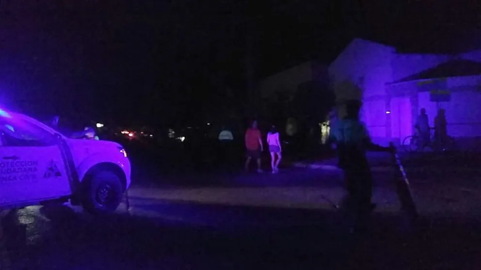 Accidente en la oscuridad: una moto chocó a un peatón en Brown y Urquiza