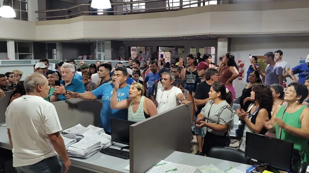 Cientos de personas realizaron una protesta en la sede de la Cooperativa Eléctrica 