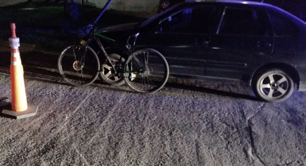 Conductor abrió la puerta de su auto y provocó la caída de una ciclista