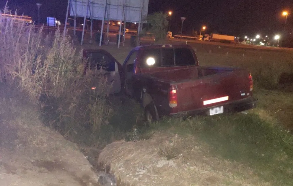 Perdió el control de la camioneta y cayó a la cuneta a metros de la rotonda