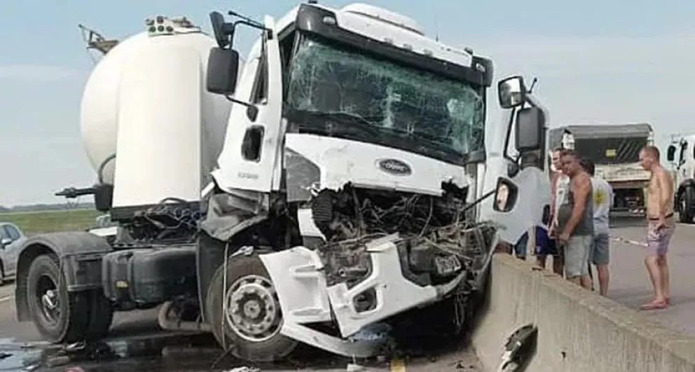 Chocaron dos camiones en la ruta 226: uno de los choferes resultó lesionado 