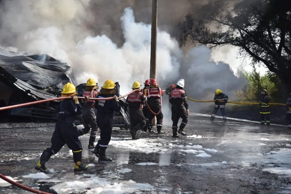 Son cinco los heridos tras un impactante incendio en una estación de servicio de Pehuajó