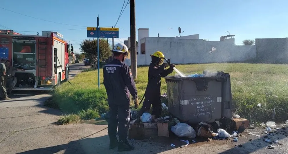 Se incendió el interior de un contenedor de basura ubicado en calle Rafael Hernández