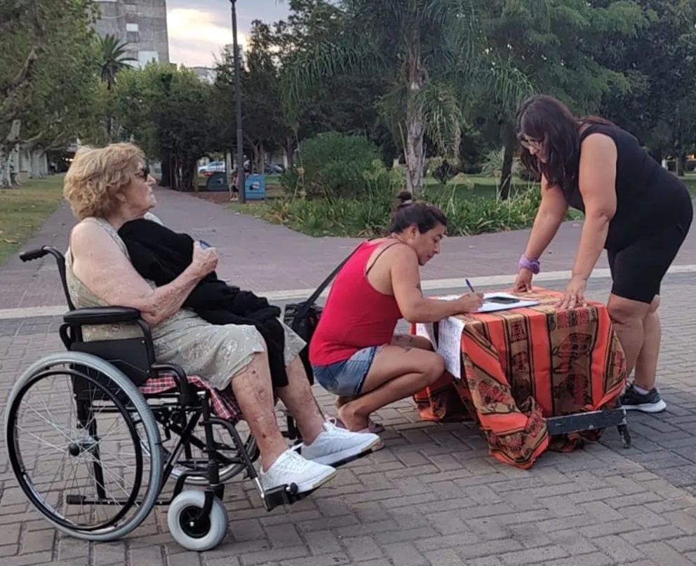 Vecinos juntan firmas en el Centro Cívico en reclamo por los cortes de luz