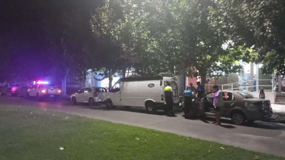 Colisión entre una camioneta y un automóvil en avenida San Martín