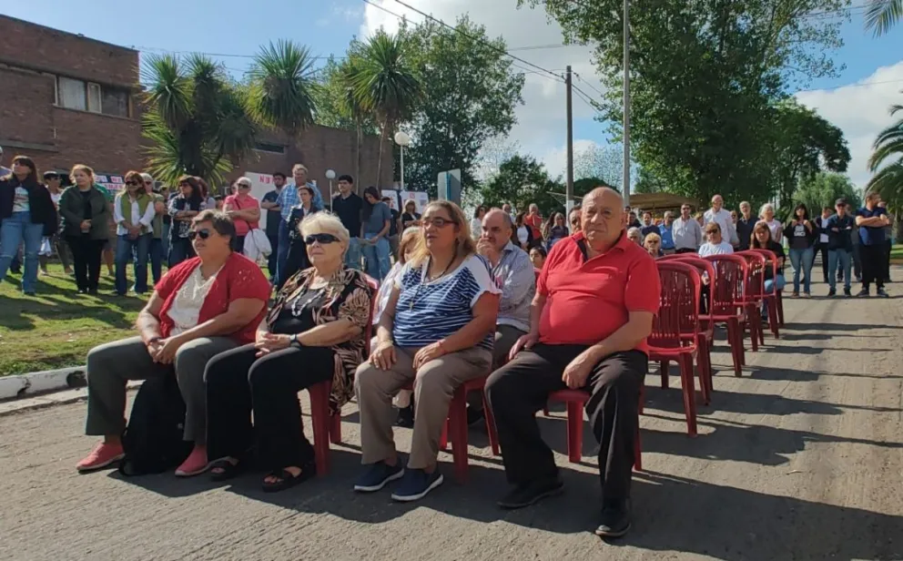 Bolívar recordó a sus desaparecidos con un emotivo acto frente al monolito de la Memoria