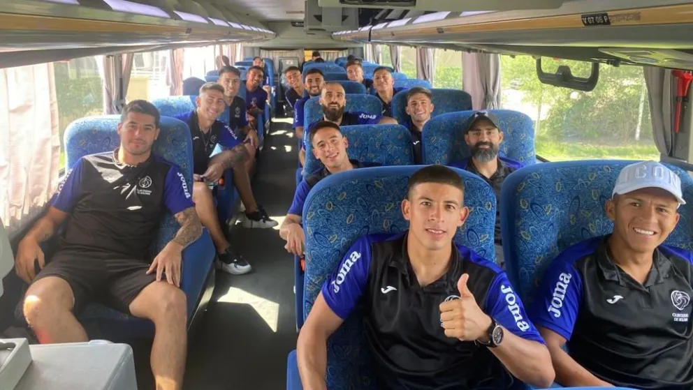 El plantel de Ciudad emprendió viaje para el histórico duelo por Copa Argentina