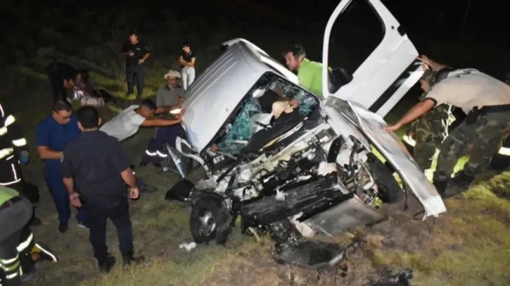 Se desprendió el acoplado de un camión y colisionó con una camioneta