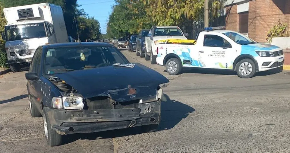 Una camioneta y un automóvil colisionaron en planta urbana
