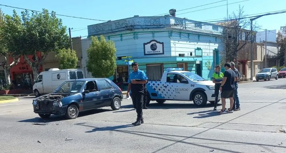 Dos autos chocaron en la esquina de avenida Brown y Sarmiento