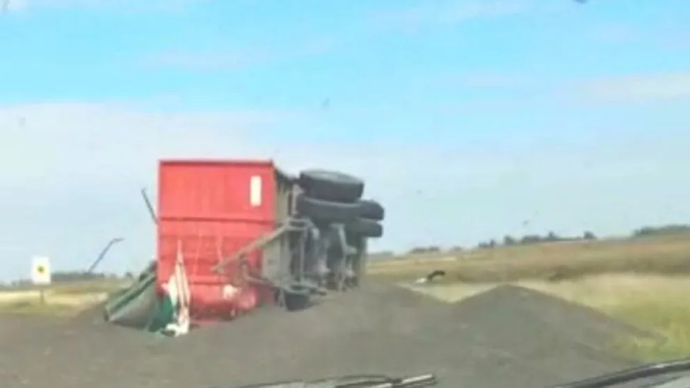 Ruta 205: un camión perdió el control y volcó el acoplado 