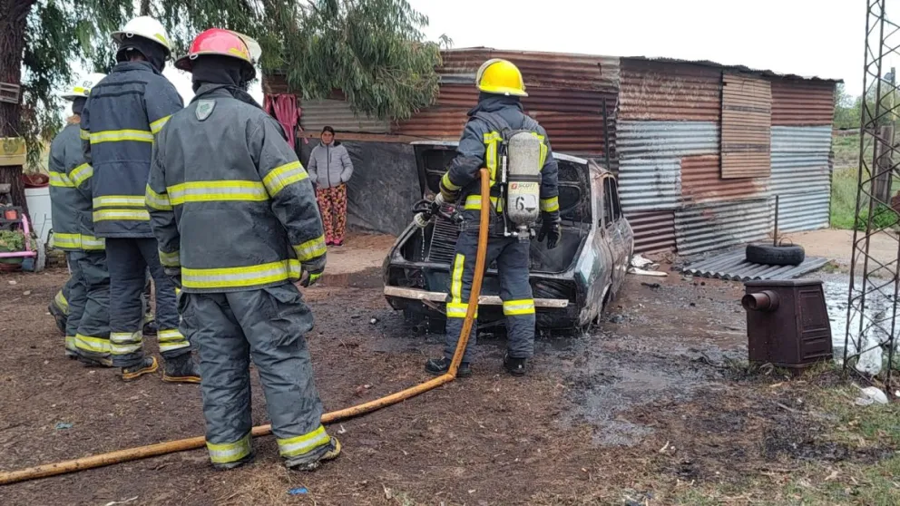 Un automóvil registró daños totales tras sufrir un incendio