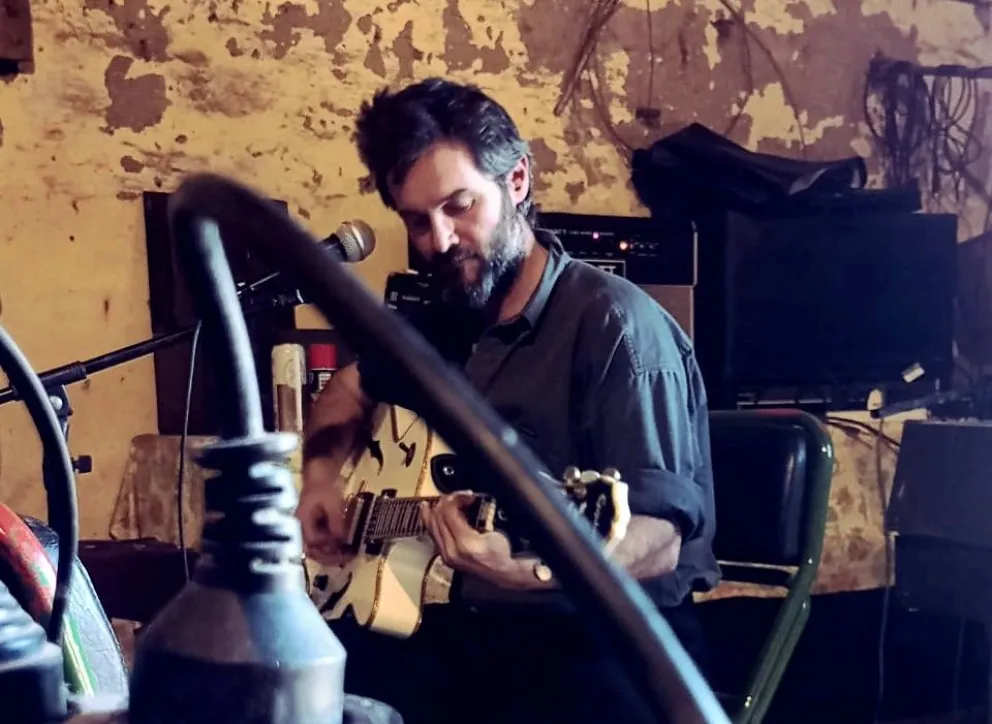  La búsqueda sónica de Juan Argentino, un guitarrista creando y experimentado en su ámbito natural