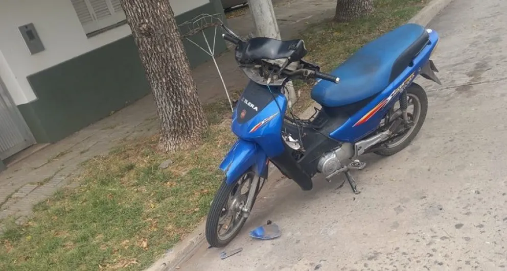 Motociclista colisionó contra un auto y se produjeron daños materiales