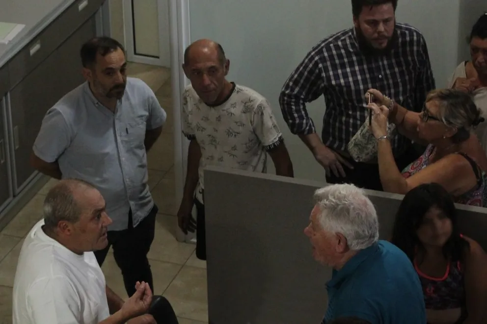 Sin novedad en el frente: a un mes de la protesta en la Cooperativa Eléctrica de Bolívar