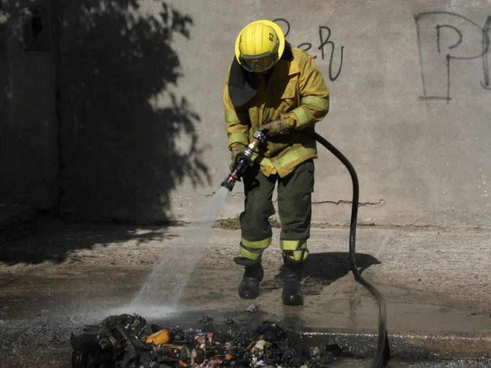 Se incendió un contenedor de basura que se encontraba en Leiría y Paso