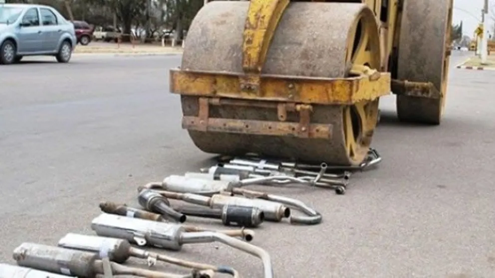 Por ruidos molestos, destruirán más de un centenar de caños de escape no reglamentarios