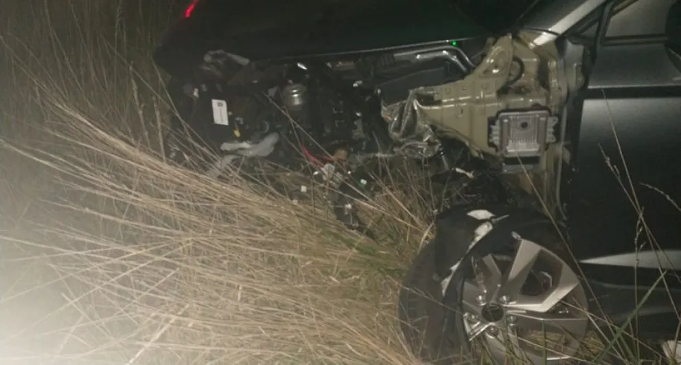 Al intentar esquivar un neumático, un auto volcó en la ruta 205