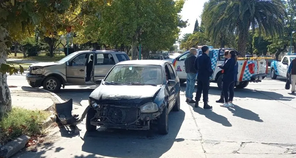 Tres mujeres fueron trasladadas al hospital luego de un choque entre una camioneta y un auto