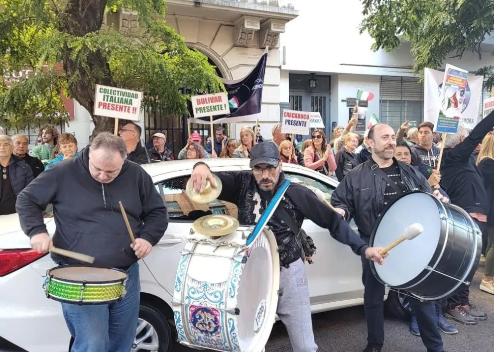 El interior se hizo sentir en La Plata contra los "pésimos servicios" del Consulado Italiano