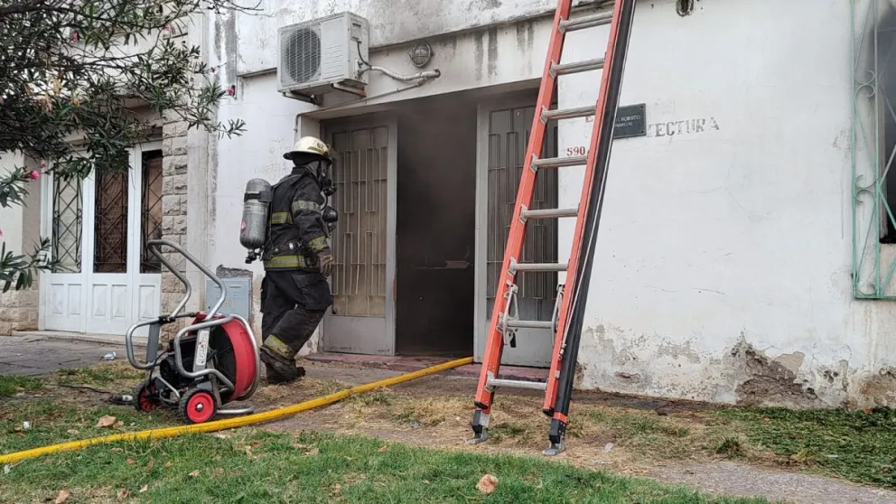 Incendio en una vivienda: se registraron daños totales en uno de los ambientes