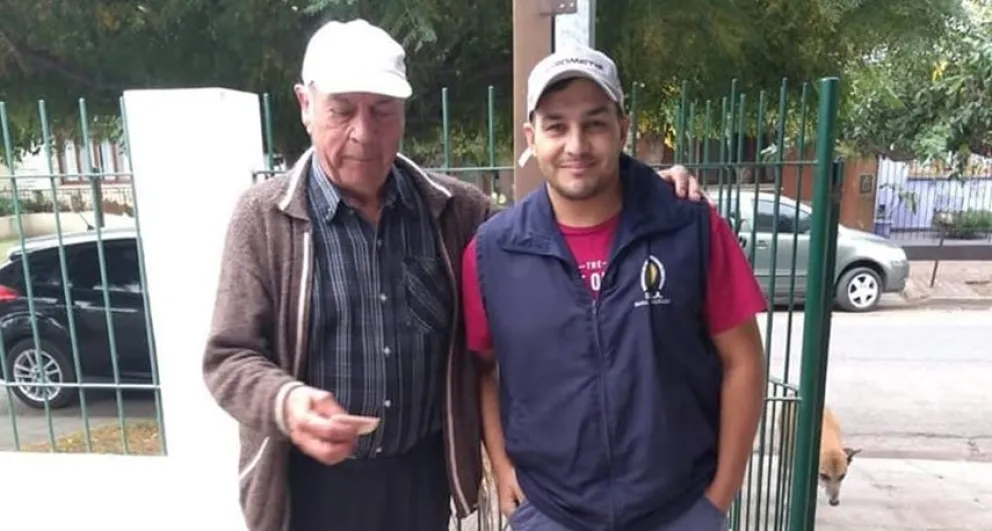 Encontró dinero en la calle y se lo devolvió a su dueño: "Estaba emocionado y me dio un abrazo"