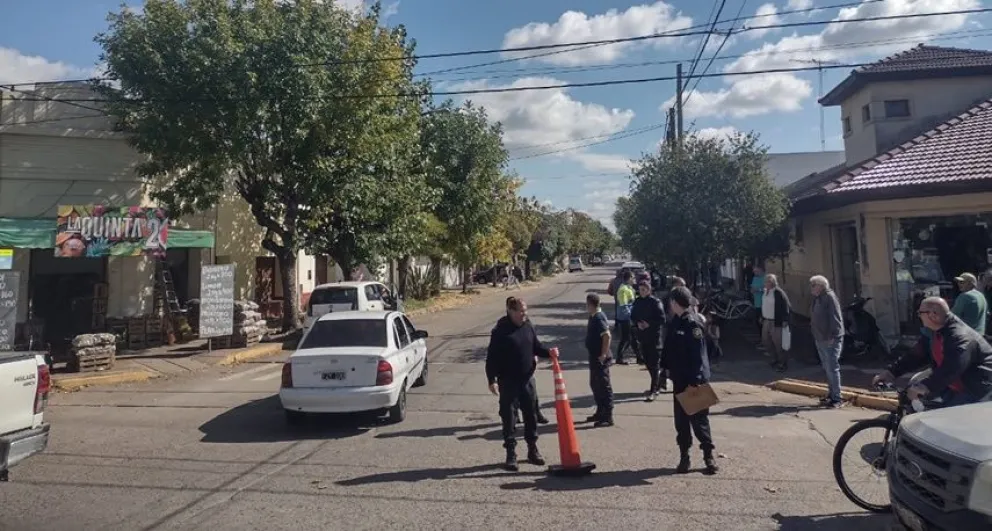 Una motociclista fue hospitalizada tras colisionar con un auto en Brown y Nicolás Ocampo