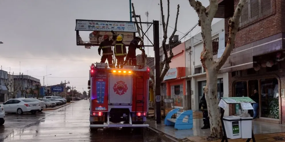 Bomberos Voluntarios retiraron un cartel con riesgo de caída 