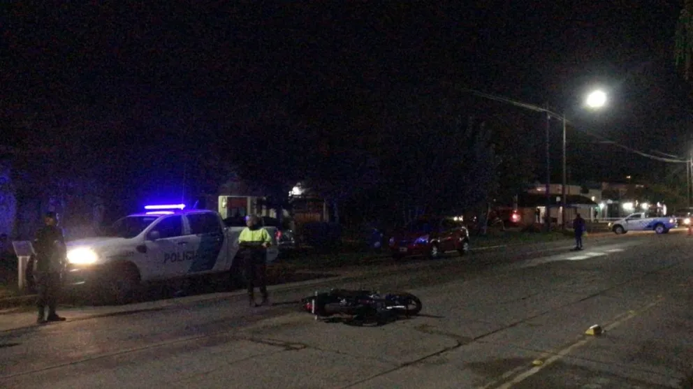 Motociclista hospitalizado tras sufrir una caída en avenida Calfucurá