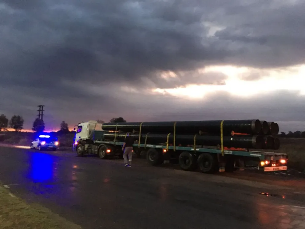 Un camión despistó en la rotonda que une las rutas 226 y 65