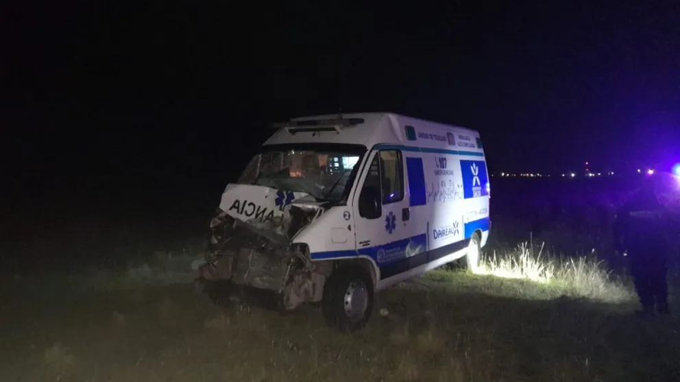 Una ambulancia colisionó contra un vacuno en Ruta 226 y tres personas fueron hospitalizadas