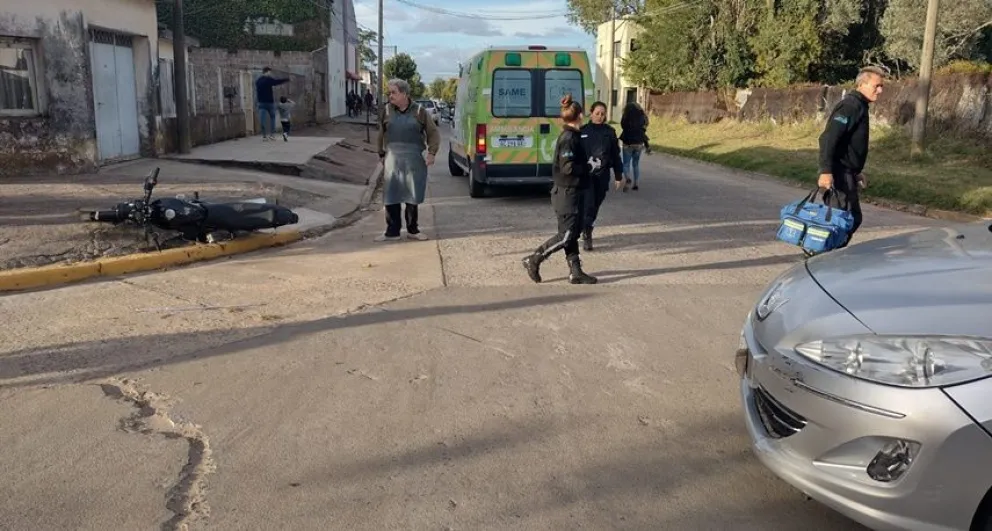 Una mujer fue hospitalizada tras un accidente entre un auto y una moto