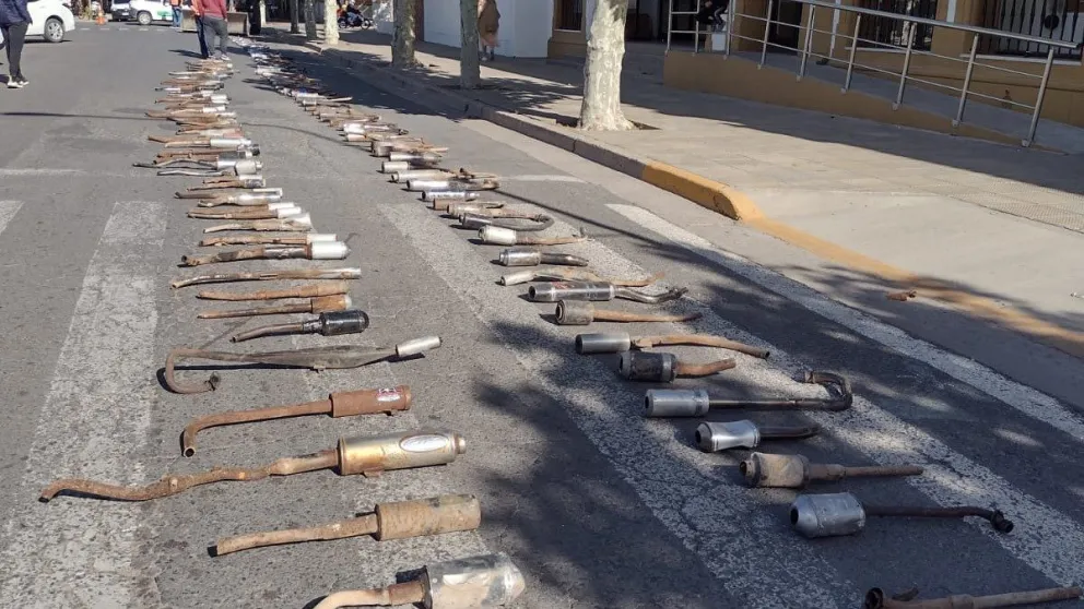 Se destruyeron más de 200 caños de escapes no reglamentarios frente al municipio