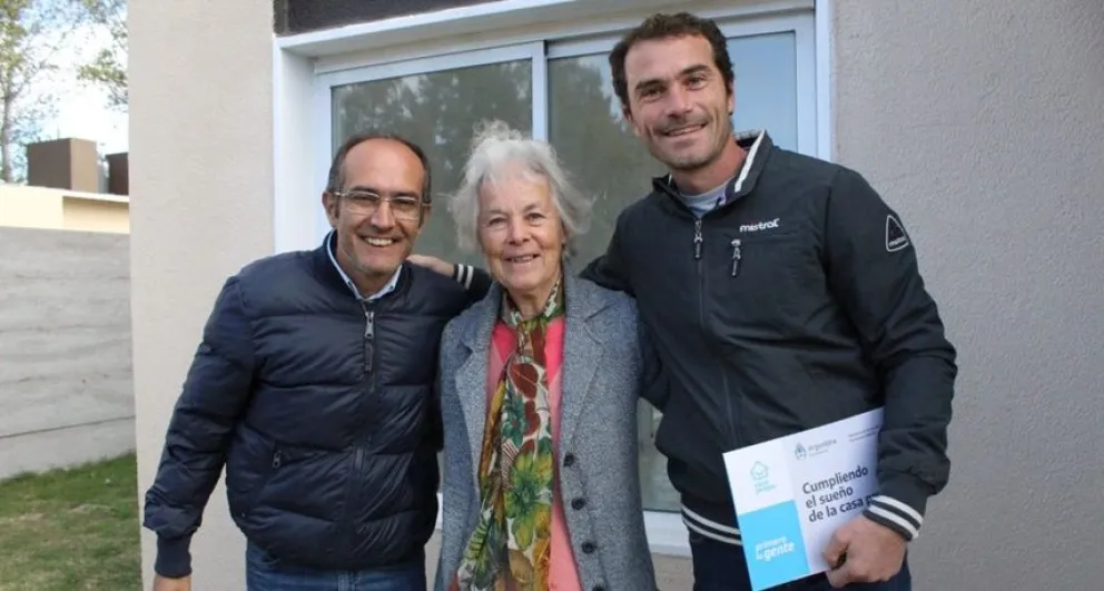 Entregaron viviendas a familias del Partido de Bolívar en barrio Procrear