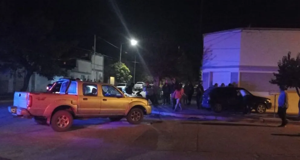 Una mujer resultó hospitalizada luego de un accidente entre un auto y una camioneta