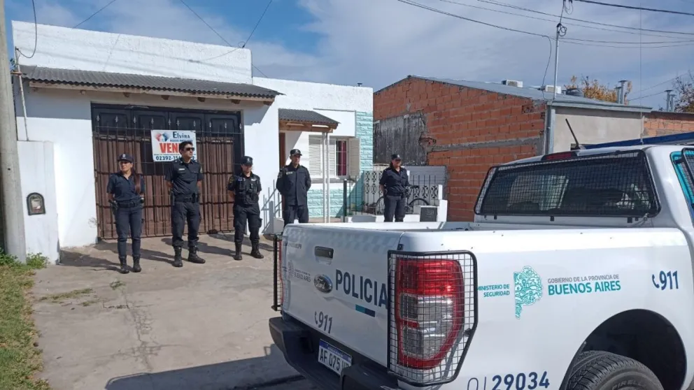 Asesinato de la docente: allanaron el domicilio del vecino y rastrillaron el barrio