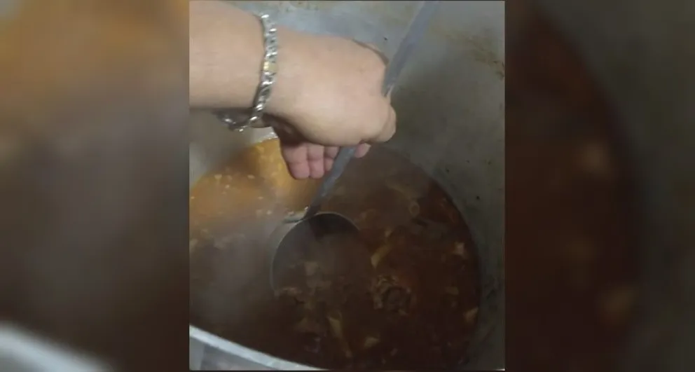 Un vecino cocinó guiso carrero e invitó a todo el barrio