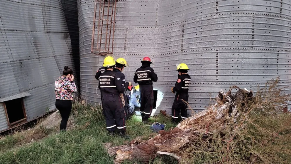Bomberos Voluntarios rescataron a un perro de un silo abandonado